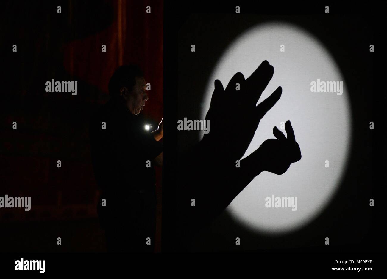 Vientiane, Laos. 19 Jan, 2018. Ein chinesischer Künstler, der während Grand performances Gala der "Embrace China" in Vientiane, Laos, Jan. 19, 2018. Credit: Liu Ailun/Xinhua/Alamy leben Nachrichten Stockfoto