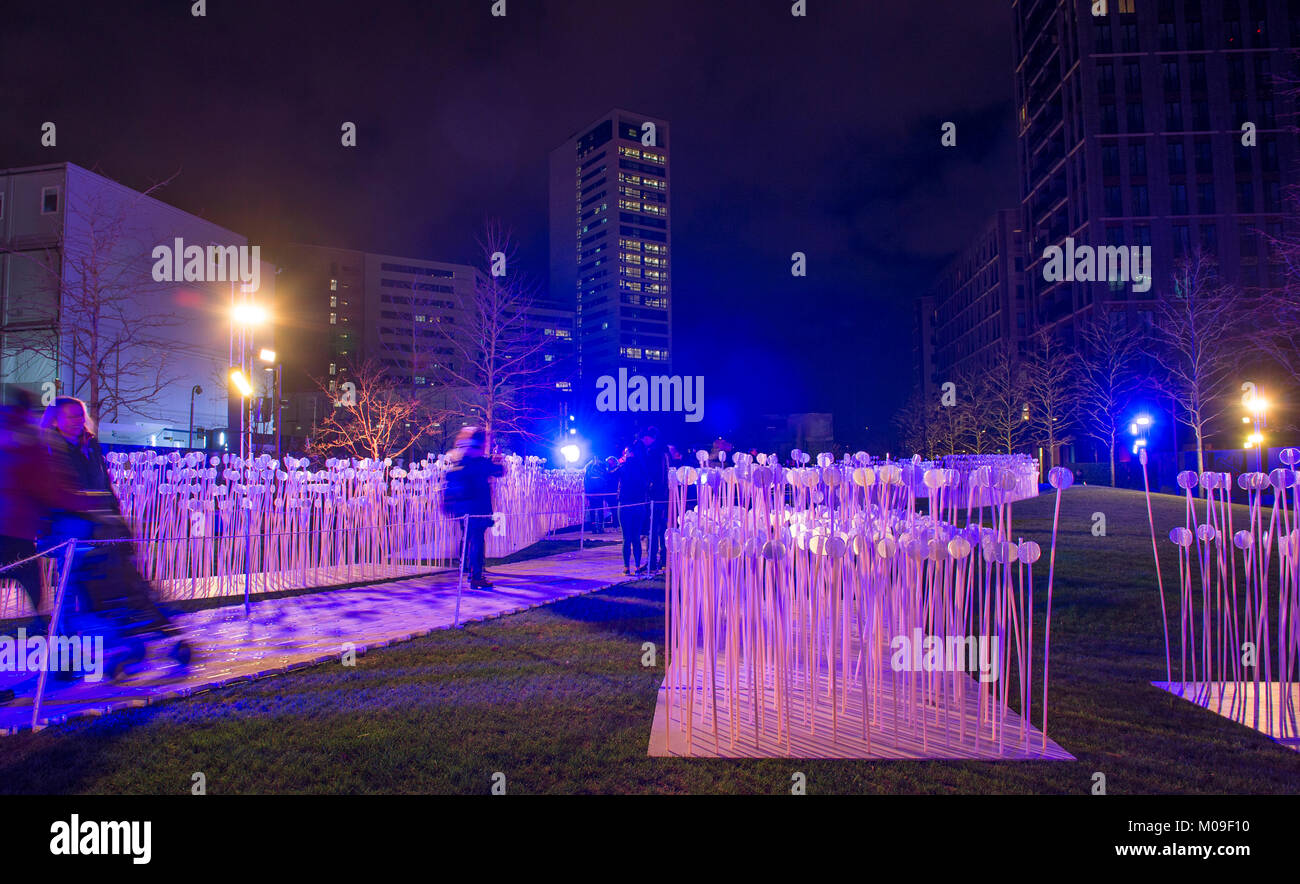London, Großbritannien. 19 Jan, 2018. Standorte um Kings Cross in London mit spektakulären Licht zeigt durch erstklassige Künstler und große Menschenmengen. "Entre les Rangs' von Rami Bebawi/KANVA bietet Tausende von Reflektor Blumen bei Lewis Cubitt Park. Credit: Malcolm Park/Alamy Leben Nachrichten. Stockfoto
