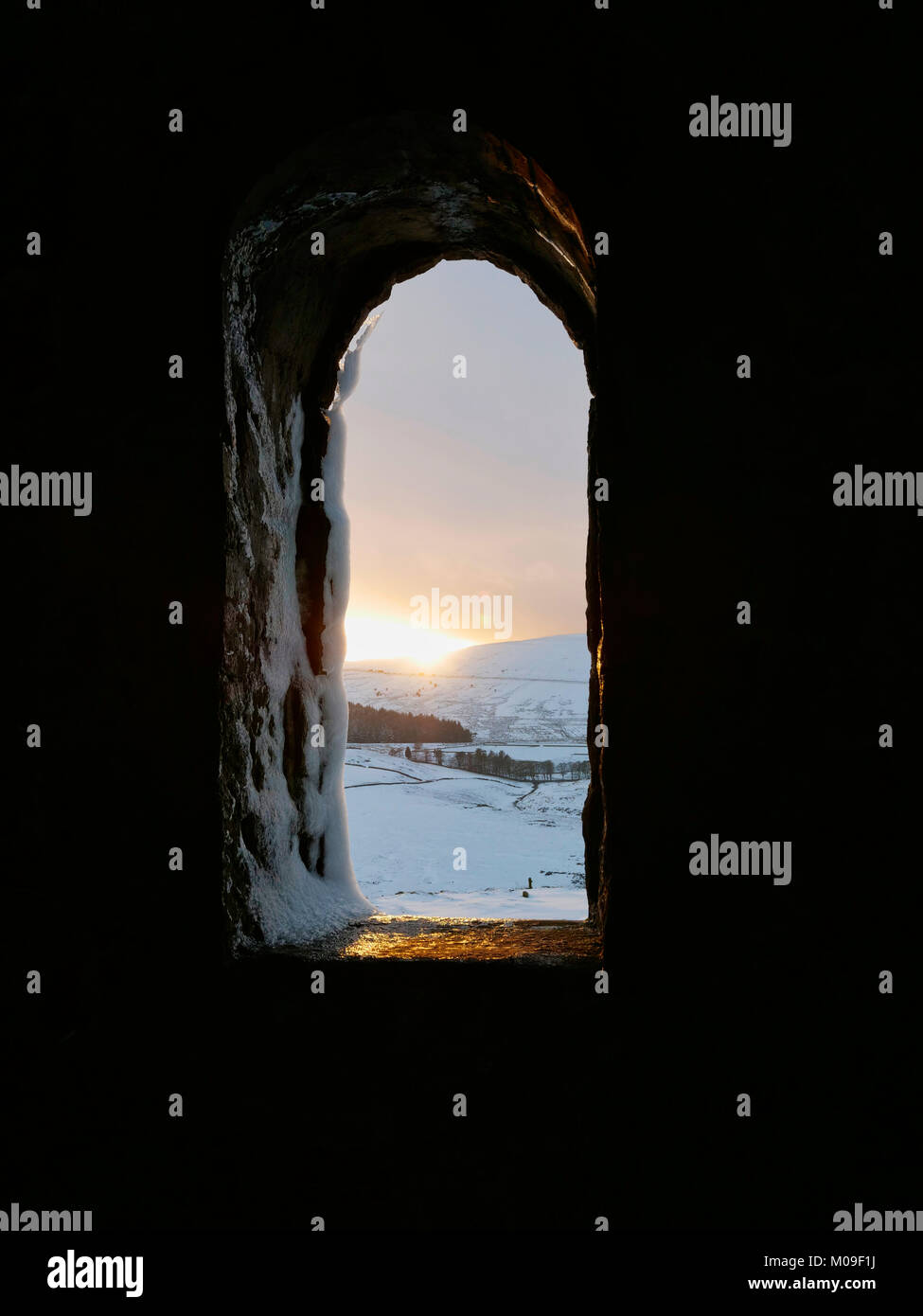 Buxton, Derbyshire, UK. 19. Januar, 2018. UK Wetter: Sonnenuntergang über Salomos Tempel Buxton Derbyshire, auch als Grinlow Turm der Viktorianischen befestigten Hügel Marker oberhalb der Kurstadt Buxton in der Derbyshire Peak District National Park Credit: Doug Blane/Alamy leben Nachrichten Stockfoto