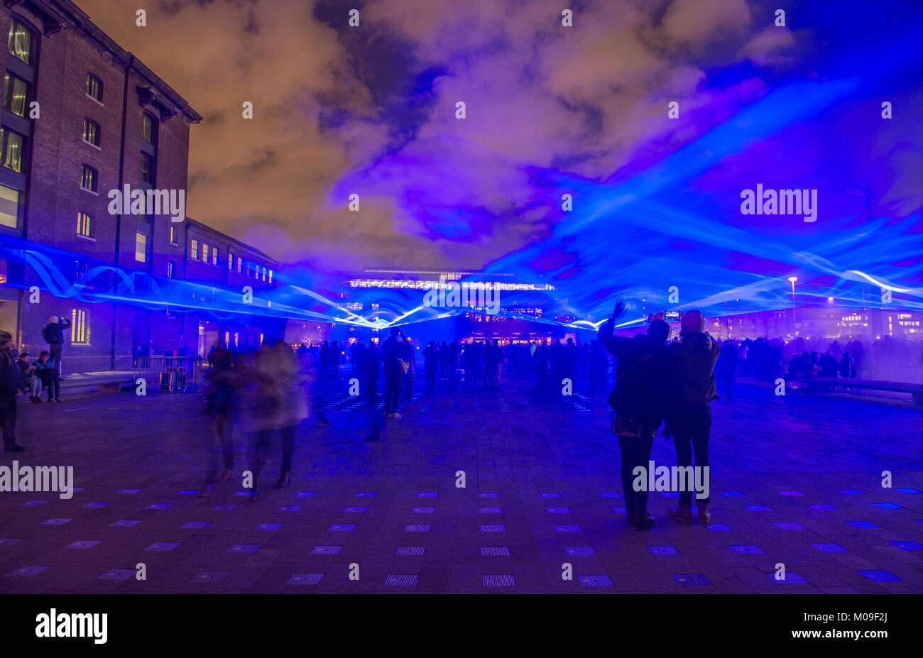 London, Großbritannien. 19 Jan, 2018. Standorte um Kings Cross in London mit spektakulären Licht zeigt durch erstklassige Künstler und große Menschenmengen. 'Waterlicht' in der Kornkammer Square von Daan Roosegaarde verwandelt die städtische Umwelt in einer traumhaften Landschaft. Credit: Malcolm Park/Alamy Leben Nachrichten. Stockfoto