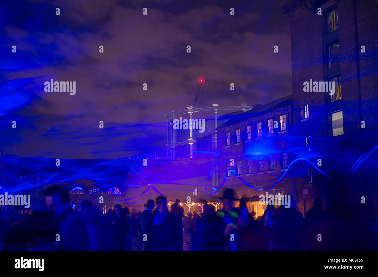 London, Großbritannien. 19 Jan, 2018. Standorte um Kings Cross in London mit spektakulären Licht zeigt durch erstklassige Künstler und große Menschenmengen. 'Waterlicht' in der Kornkammer Square von Daan Roosegaarde verwandelt die städtische Umwelt in einer traumhaften Landschaft. Credit: Malcolm Park/Alamy Leben Nachrichten. Stockfoto