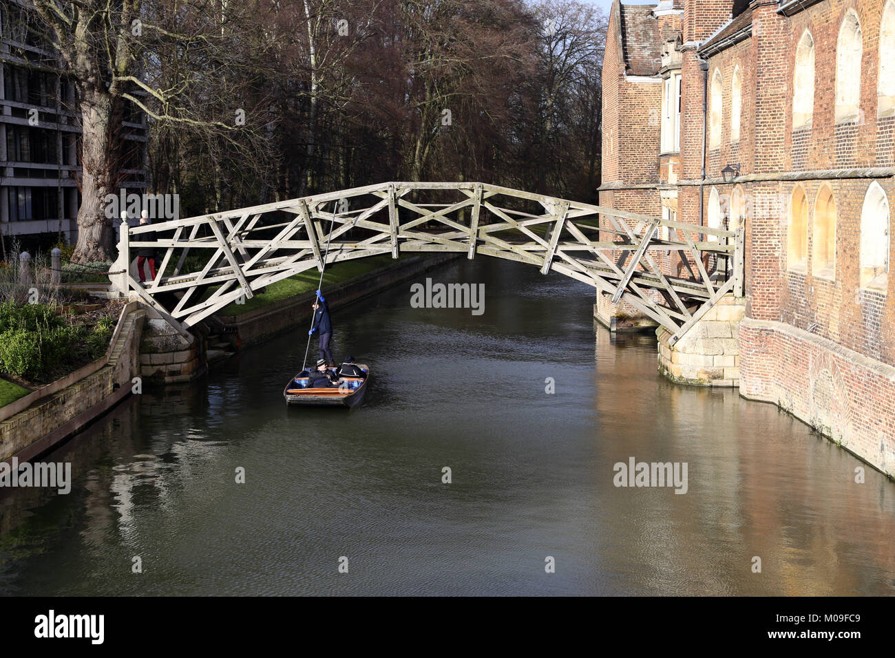 Cambridge, Großbritannien. 19 Jan, 2018. UK Wetter. Eine angenehme, aber kühle, Tag für diese Leute ihre Zeit stochern auf dem Fluss Cam in Cambridge geniessen, am 19. Januar 2018. UK Wetter. Credit: Paul Marriott/Alamy leben Nachrichten Stockfoto