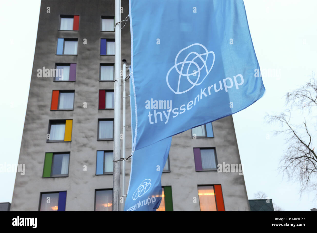 Bochum, Deutschland. 19 Jan, 2018. ThyssenKrupp Hauptversammlung: Flags Welle außerhalb der Hauptversammlung. Credit: Jürgen Schwarz/Alamy leben Nachrichten Stockfoto