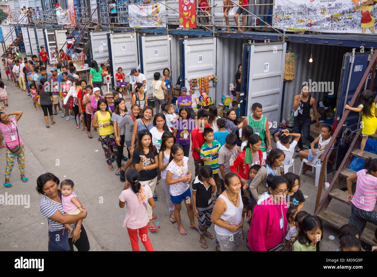 Ceby City, Philippinen. 20 Jan, 2018. Die Nummerierung in den Hunderten von Tausenden der philippinischen Katholiken nach Cebu City für die jährliche Sinulog Festival, eines der größten religiösen Feste in den Philippinen hinab. Für den massenhaften Zustrom Cebu Regierung nutzt temporäre Unterkunft in Form von Containern zur Verfügung. Ca. 88 Behälter werden bis zu 1200 Religiöse Anhänger Haus mit 20 Personen in einen Container. Quelle: bildergallerie 2/Alamy leben Nachrichten Stockfoto