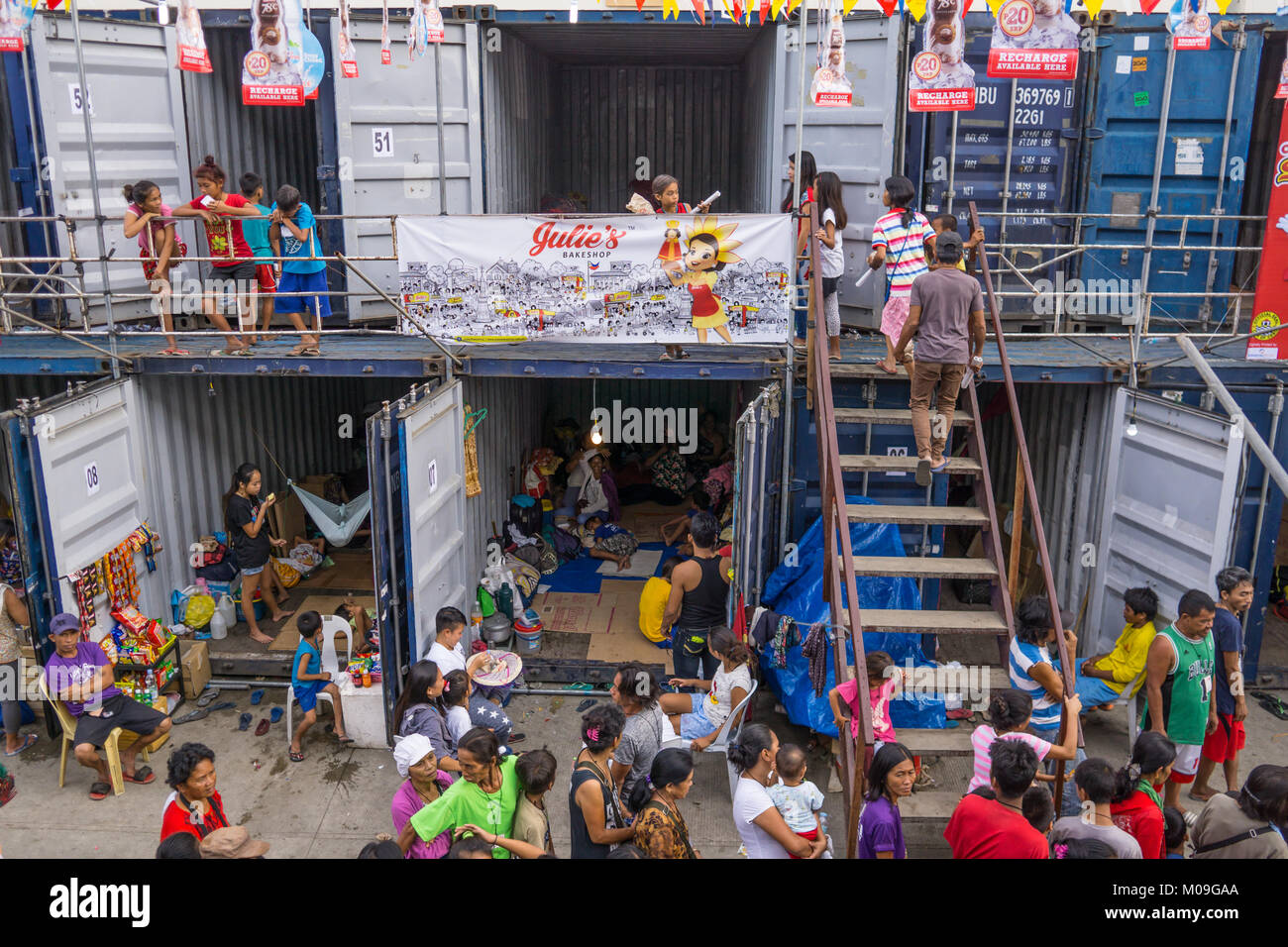 Ceby City, Philippinen. 20 Jan, 2018. Die Nummerierung in den Hunderten von Tausenden der philippinischen Katholiken nach Cebu City für die jährliche Sinulog Festival, eines der größten religiösen Feste in den Philippinen hinab. Für den massenhaften Zustrom Cebu Regierung nutzt temporäre Unterkunft in Form von Containern zur Verfügung. Ca. 88 Behälter werden bis zu 1200 Religiöse Anhänger Haus mit 20 Personen in einen Container. Quelle: bildergallerie 2/Alamy leben Nachrichten Stockfoto