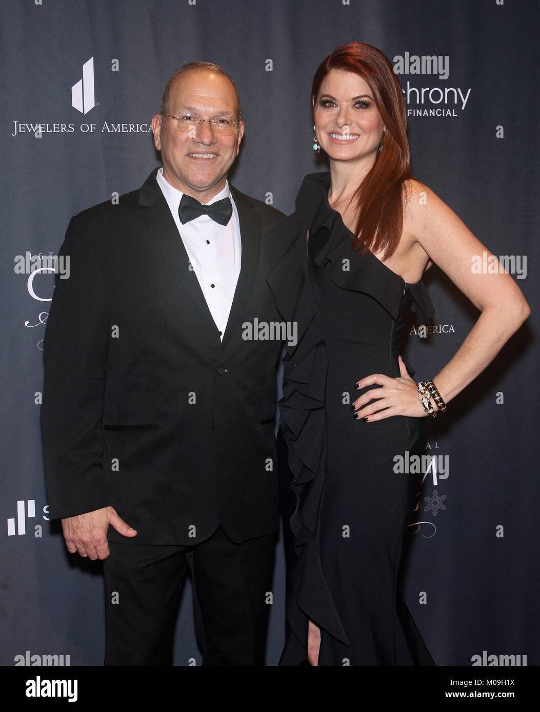 New York, NY, USA. 19 Jan, 2018. David Bonaparte, Debra Messing in der Ankunftshalle für Juweliere von Amerika bewirtet 16. jährliche Gem Awards Gala, Cipriani 42nd Street, New York, NY, 19. Januar 2018. Credit: Eli Winston/Everett Collection/Alamy leben Nachrichten Stockfoto