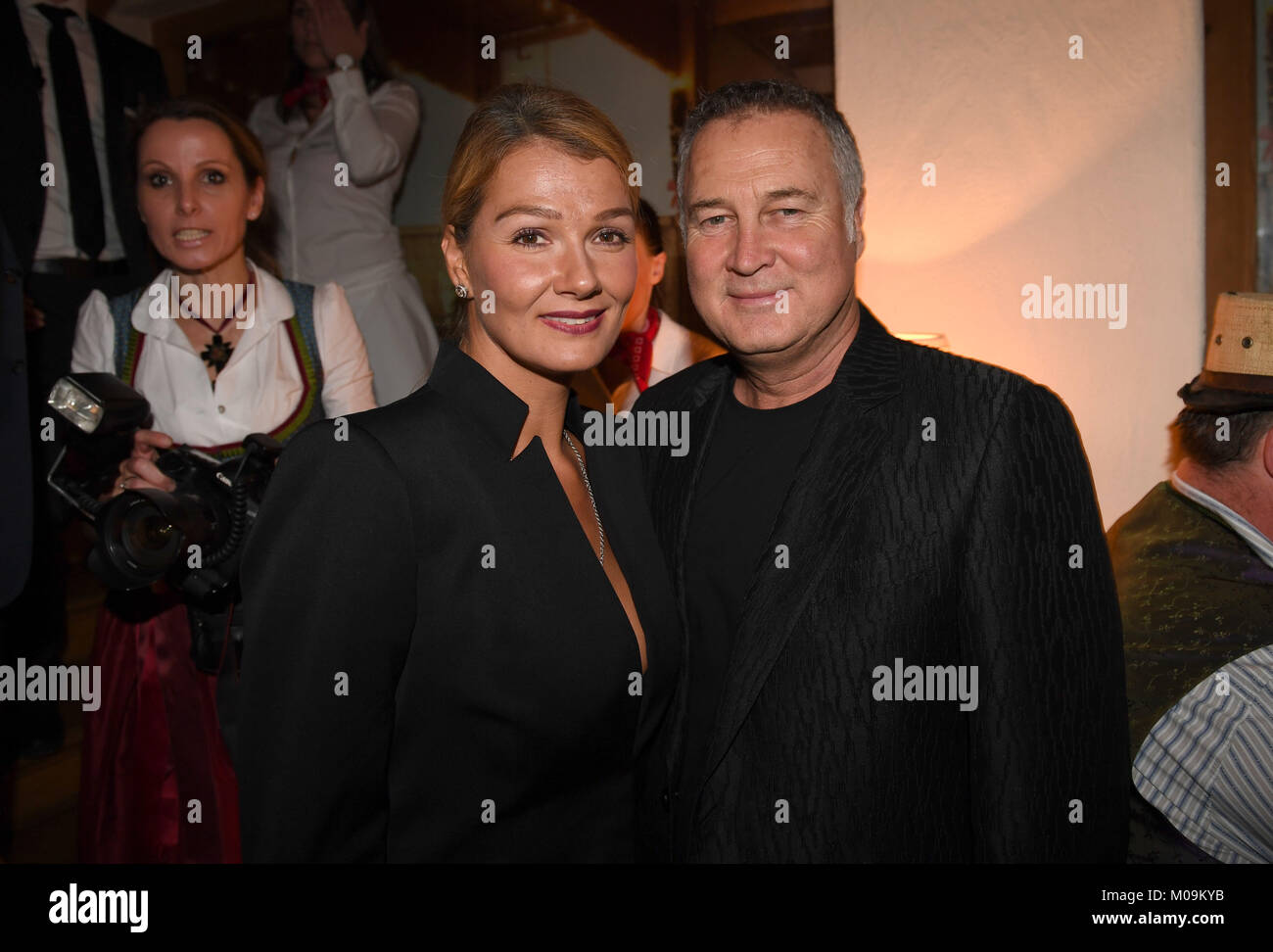 Ehemalige schwimmen pro Anouk Van Nes (L) und Juergen B. Härter das 27. Traditionelle "weißwurst Partei teilnehmen" (Lit. Bayerische Weißwurst Party) am Inn Stanglwirt in Going, Deutschland, 19. Januar 2018. Die "weißwurst Partei' ist eine Veranstaltung, bei der Stars und Sternchen treffen einen Tag vor dem legendären Hahnenkamm Downhill Rennen. Foto: Felix Hörhager/dpa Stockfoto