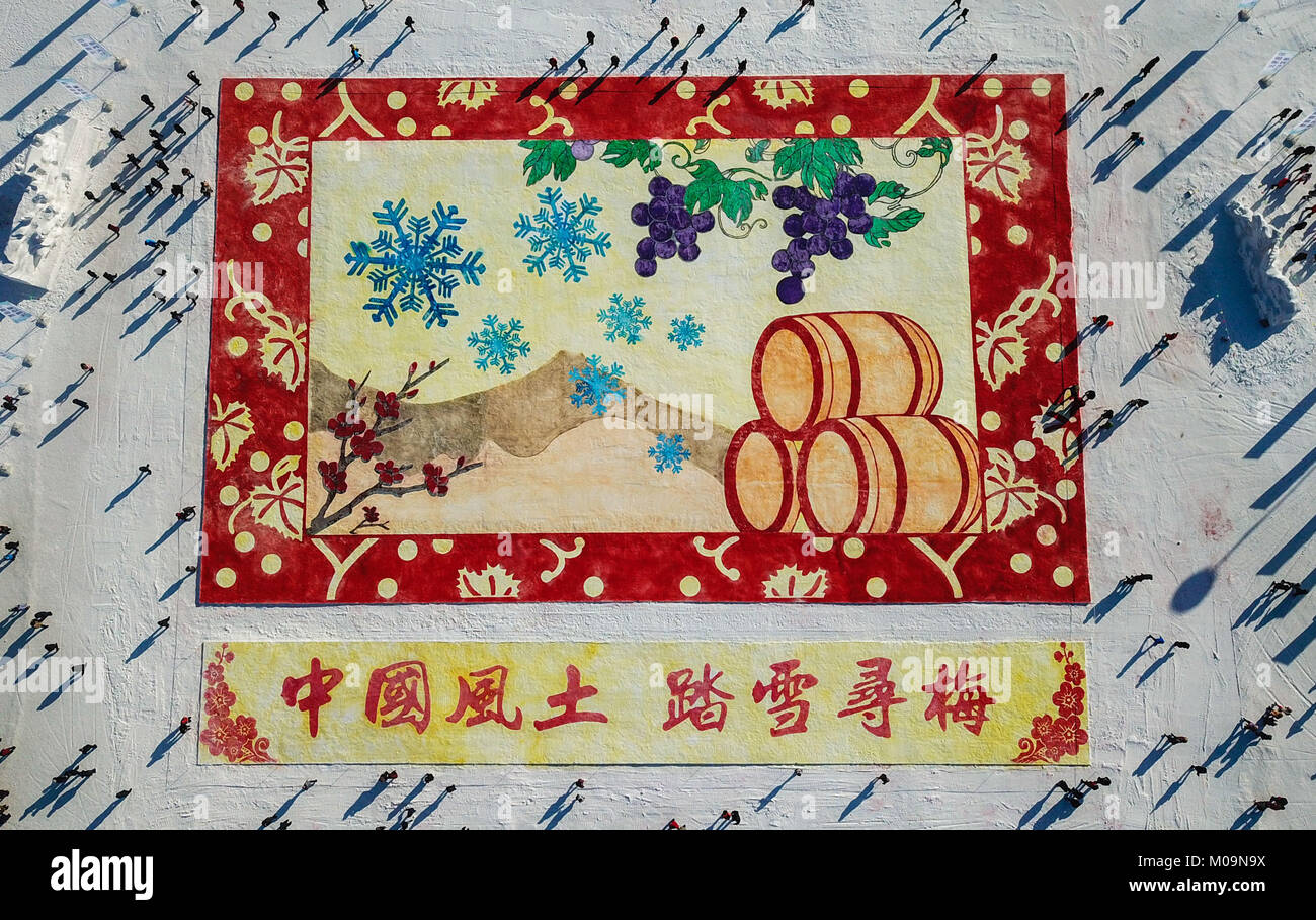 Tonghua. 20 Jan, 2018. Foto auf Jan. 20, 2018 zeigt eine große Schnee Bild auf dem Hunjiang Fluss in Tonghua, Provinz Jilin im Nordosten Chinas. Ein 2221.7-Quadratmeter Schnee Bild und eine 100,6 Meter lange Ice Bar Tabelle wurden vor kurzem in der Stadt gesehen. Credit: Xu Chang/Xinhua/Alamy leben Nachrichten Stockfoto