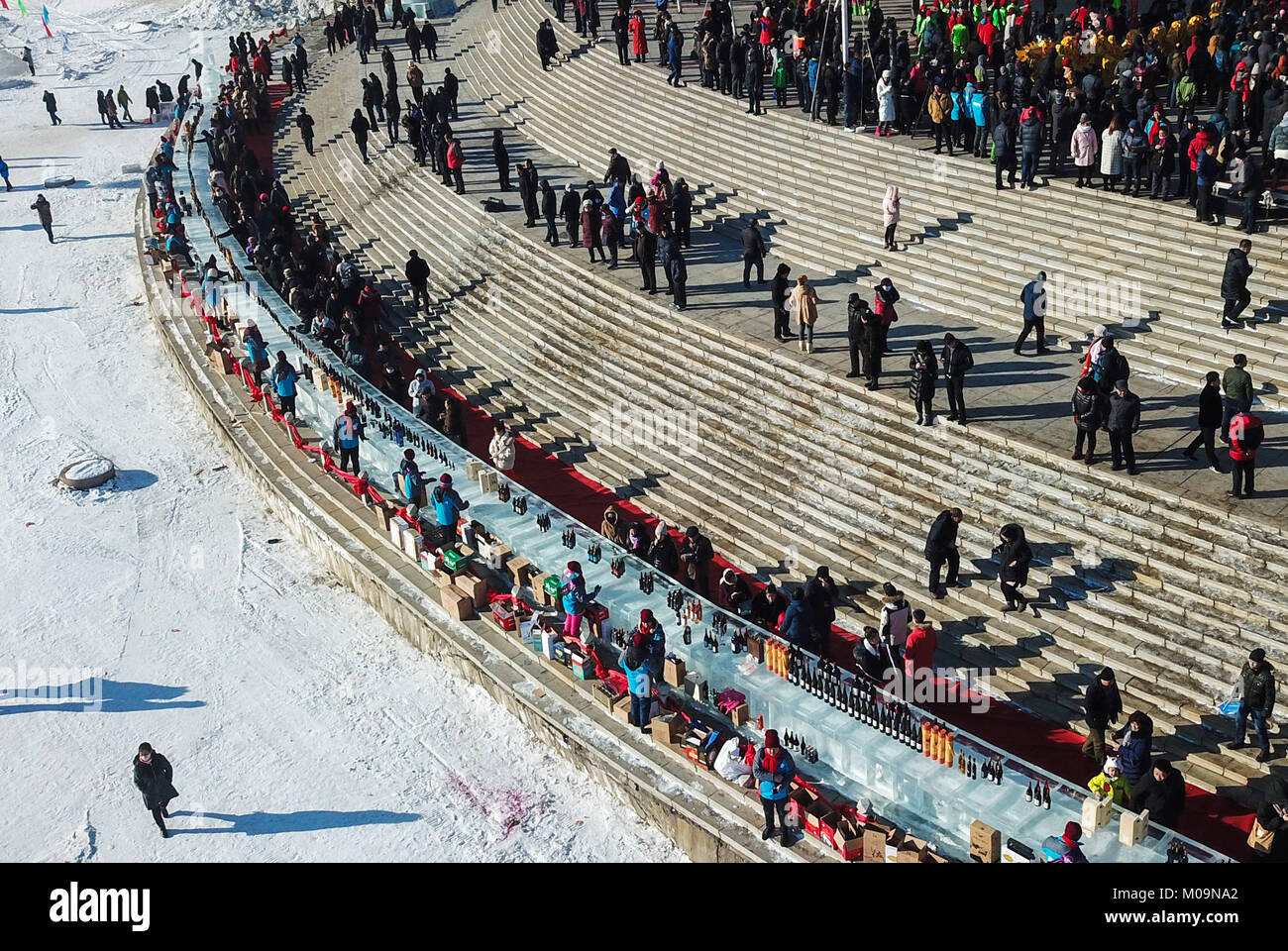 Tonghua. 20 Jan, 2018. Foto auf Jan. 20, 2018 zeigt eine Ice Bar Tabelle am Ufer des Flusses Hunjiang in Tonghua, Provinz Jilin im Nordosten Chinas. Ein 2221.7-Quadratmeter Schnee Bild und eine 100,6 Meter lange Ice Bar Tabelle wurden vor kurzem in der Stadt gesehen. Credit: Xu Chang/Xinhua/Alamy leben Nachrichten Stockfoto