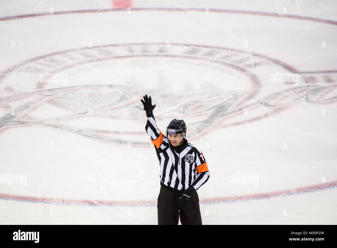 RIGA, Lettland. 20 Jan, 2018. Hockey Schiedsrichter, während Kontinental Hockey League (KHL) 2017/2018 Saison Spiel, Winter Eis brechen Dinamo Riga vs Dinamo Minsk Credit: gints Ivuskans/Alamy leben Nachrichten Stockfoto