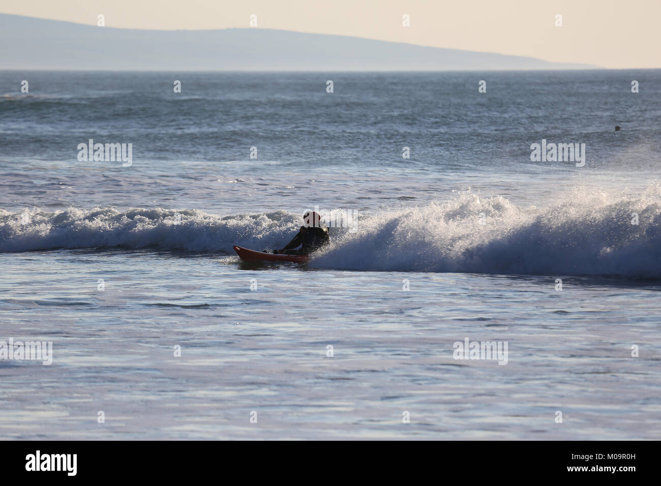 Surfer, Surfen auf den wilden Atlantik Weg Stockfoto