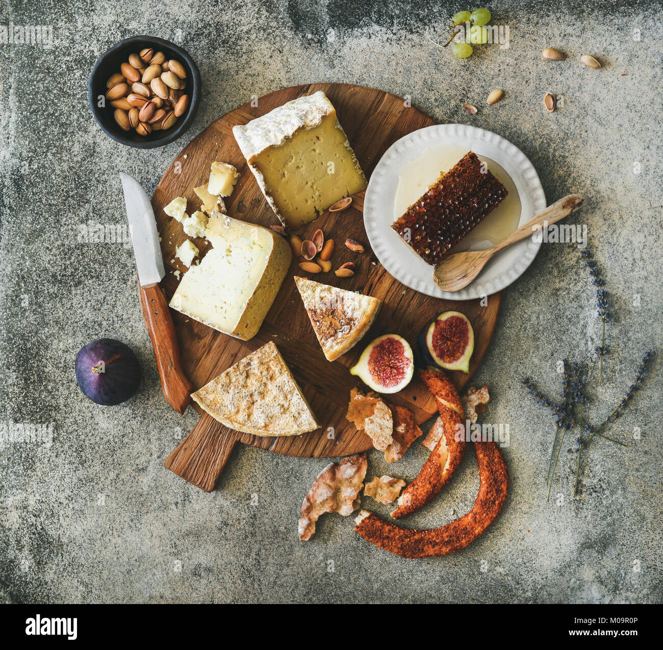 Flachbild-lay von Käse Sortiment, Feigen, Honig, Brot und Muttern ...