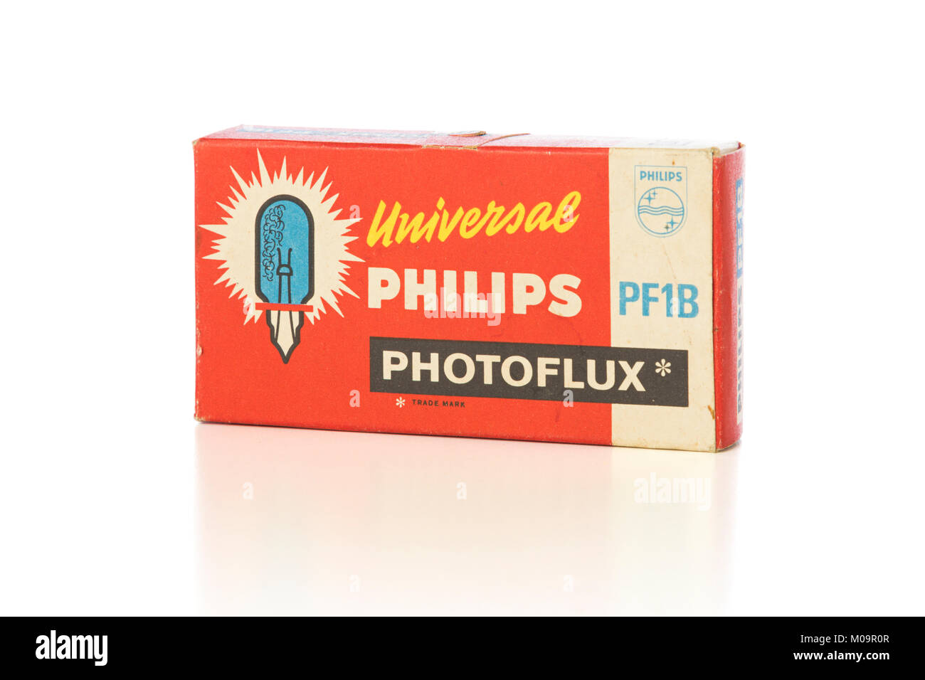 Studio shot vintage Philips Photoflux Blitzlampe Verpackung auf weißem Hintergrund Stockfoto