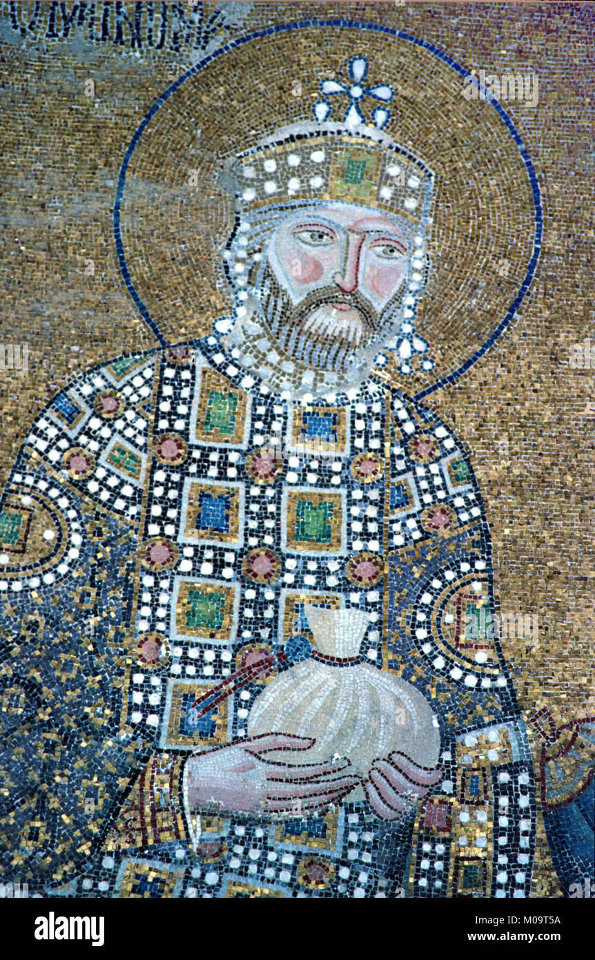 Byzantinisches Mosaik Portrait von Byzantinischen Kaiser Konstantin IX Monomachos (c 1000-1055), regierte 1042-1055, hält einen Beutel mit Geld, in der Hagia Sophia Kirche Museum, Sultanahmet, Istanbul, Türkei Stockfoto