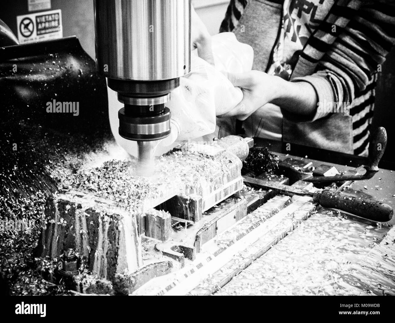 Fräsen Metallbearbeitung. Precision Industrial CNC-Bearbeitung von Metall detail von schneidmühle im Werk Stockfoto