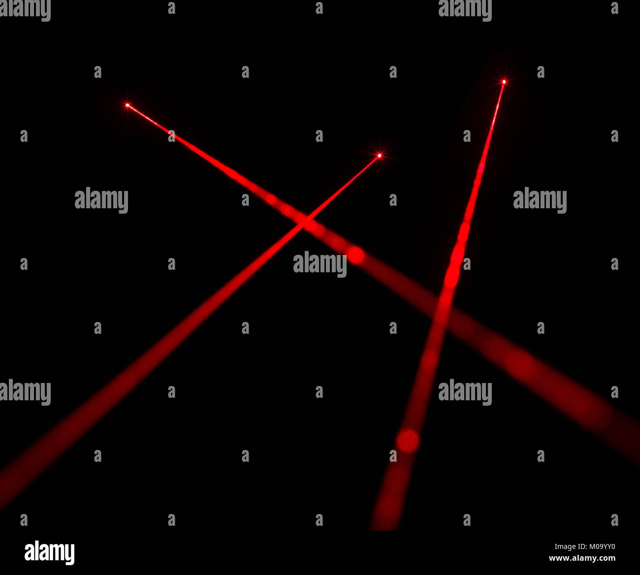 Roten Laserstrahlen auf schwarzem Hintergrund Stockfoto