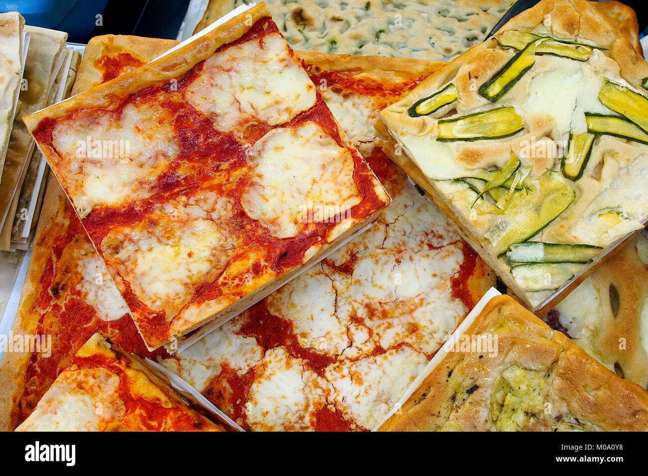 Essen, Scheiben pizza auf Verkauf in einem Street Food Markt. Stockfoto