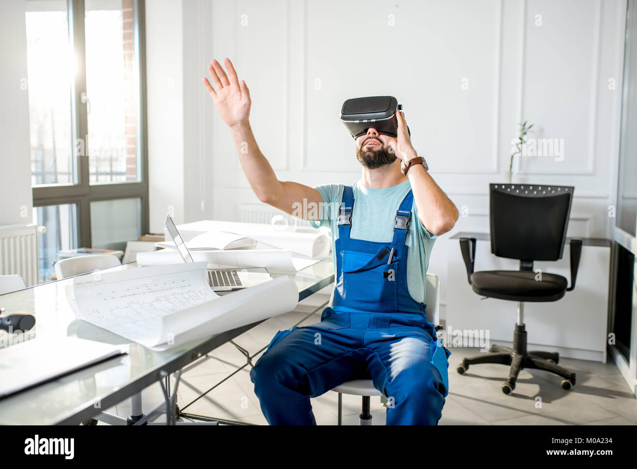 Foreman mit VR-Brille projiziert, Umwelt, sich vorzustellen Stockfoto