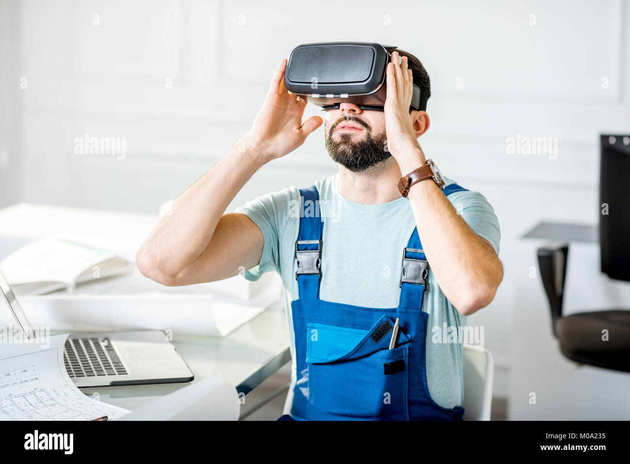 Foreman mit VR-Brille projiziert, Umwelt, sich vorzustellen Stockfoto