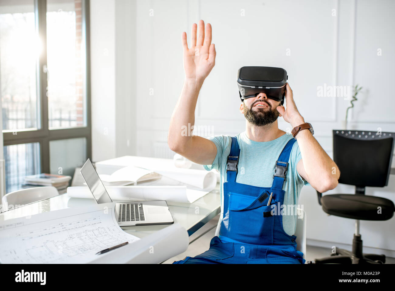 Foreman mit VR-Brille projiziert, Umwelt, sich vorzustellen Stockfoto