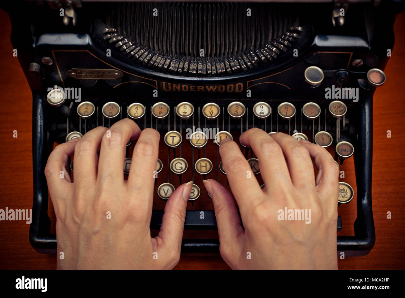 Frau Texteingabe auf einem mechanischen antiken Underwood Schreibmaschine Stockfoto