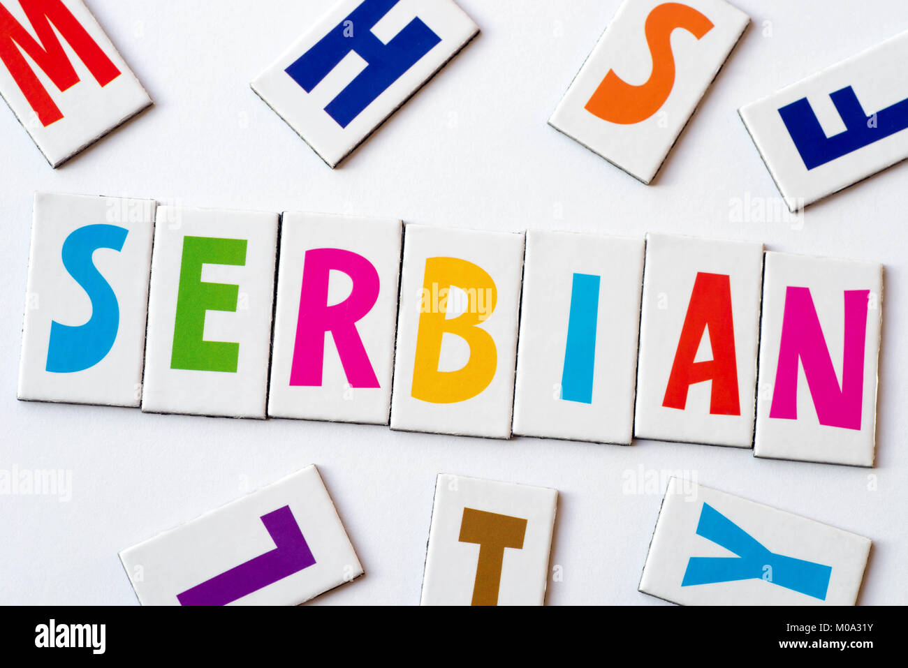 Wort Serbisch aus bunte Buchstaben auf weißem Hintergrund Stockfoto