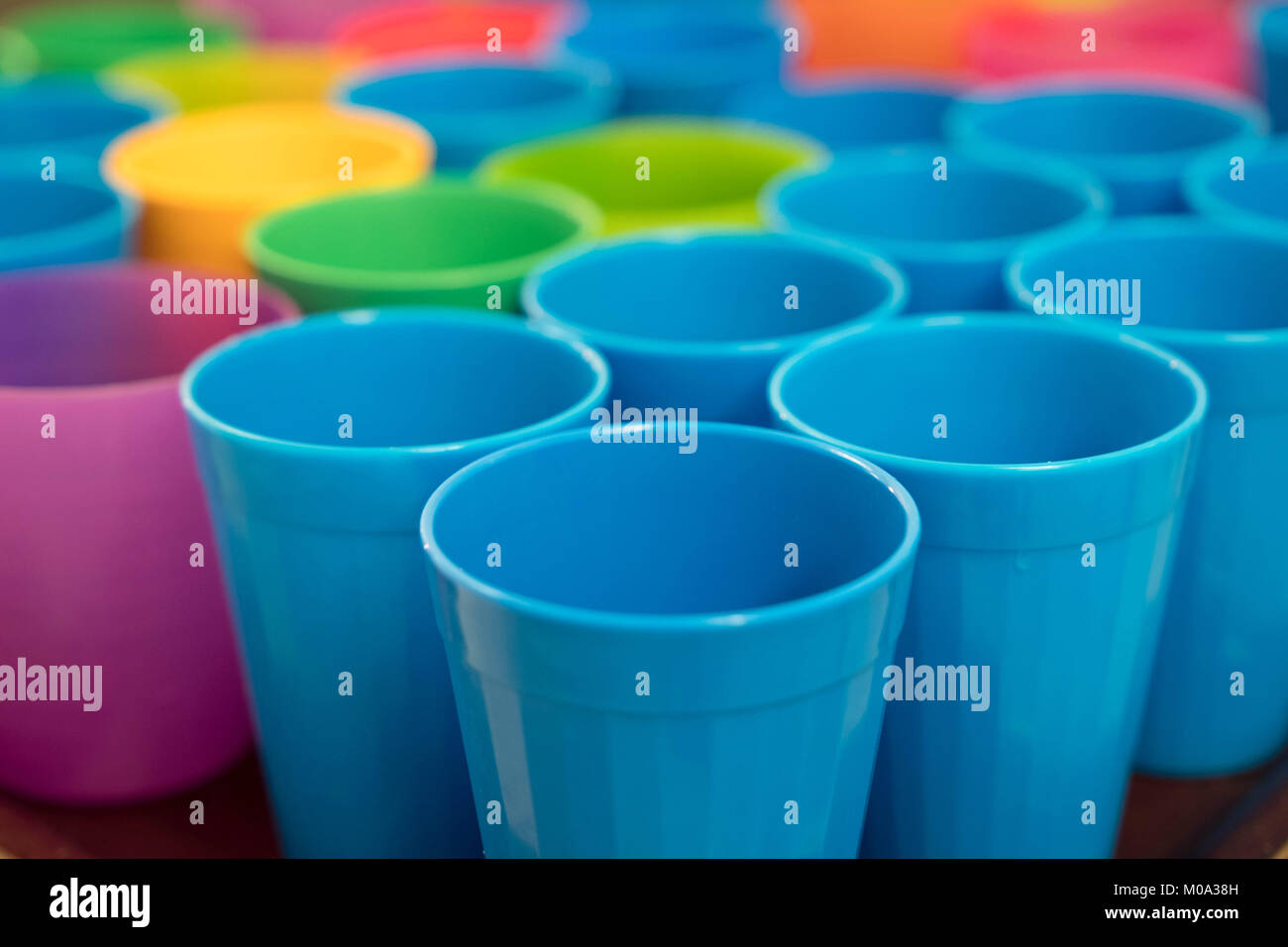 Kunststoff Becher und Tassen abstrakt Hintergrund Stockfoto