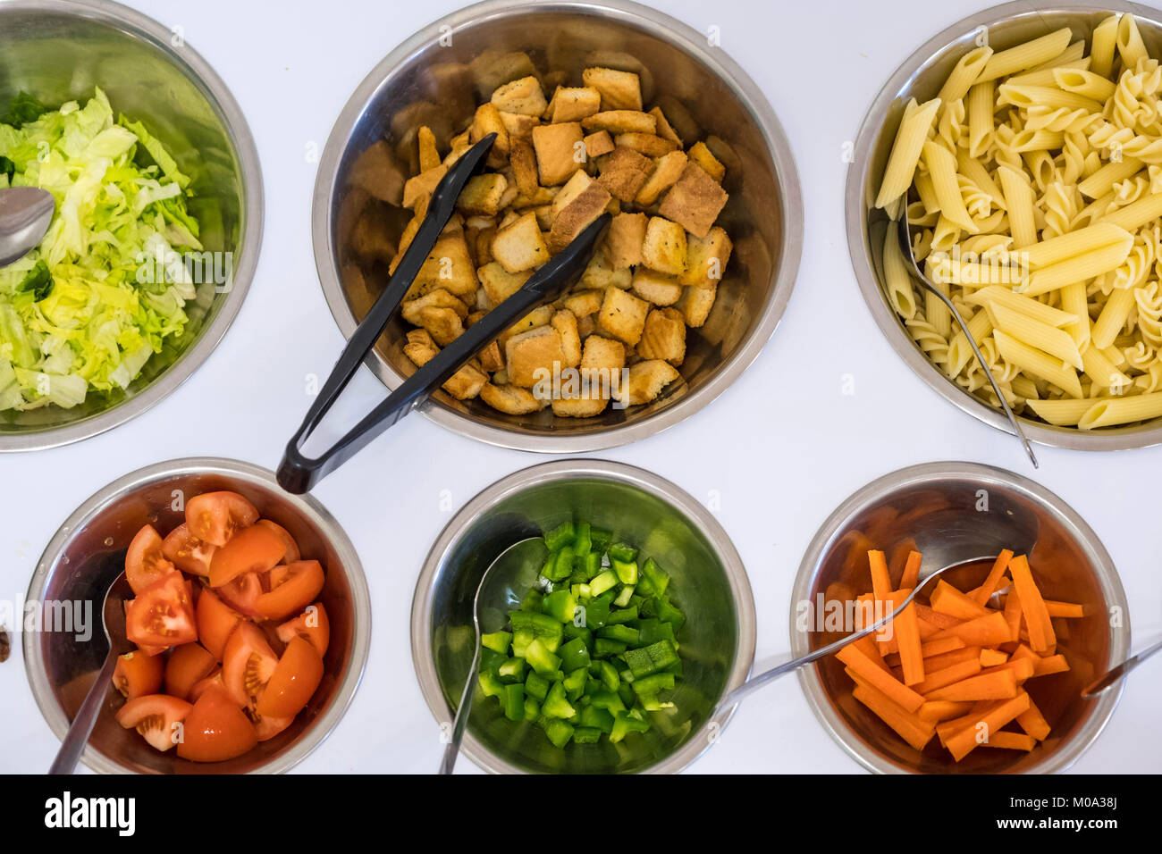 Schulkantine Nudeln und Salat bar Stockfoto