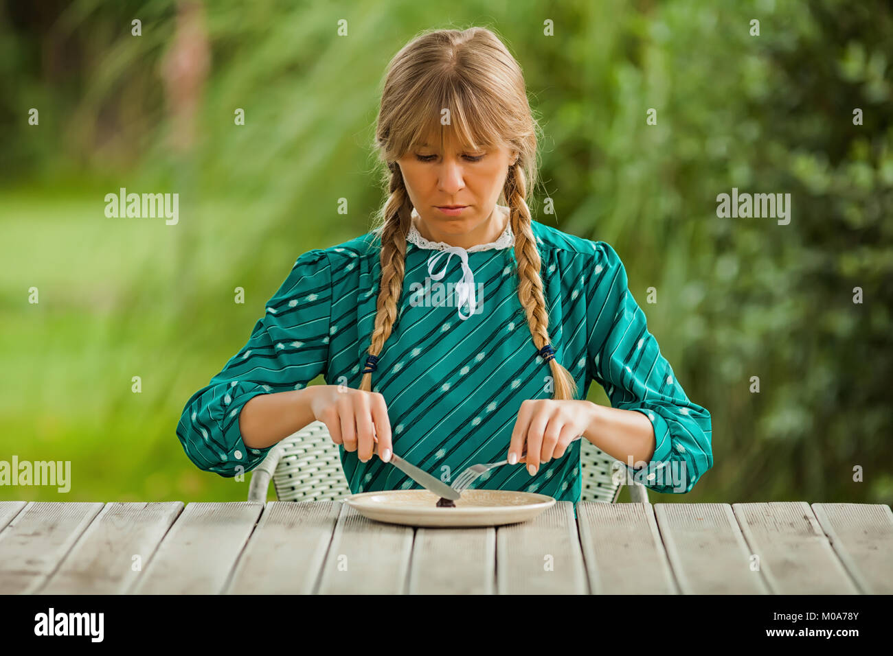 Junge einsame Frau mit kargen Mahlzeit in Zeiten der Knappheit. Stockfoto