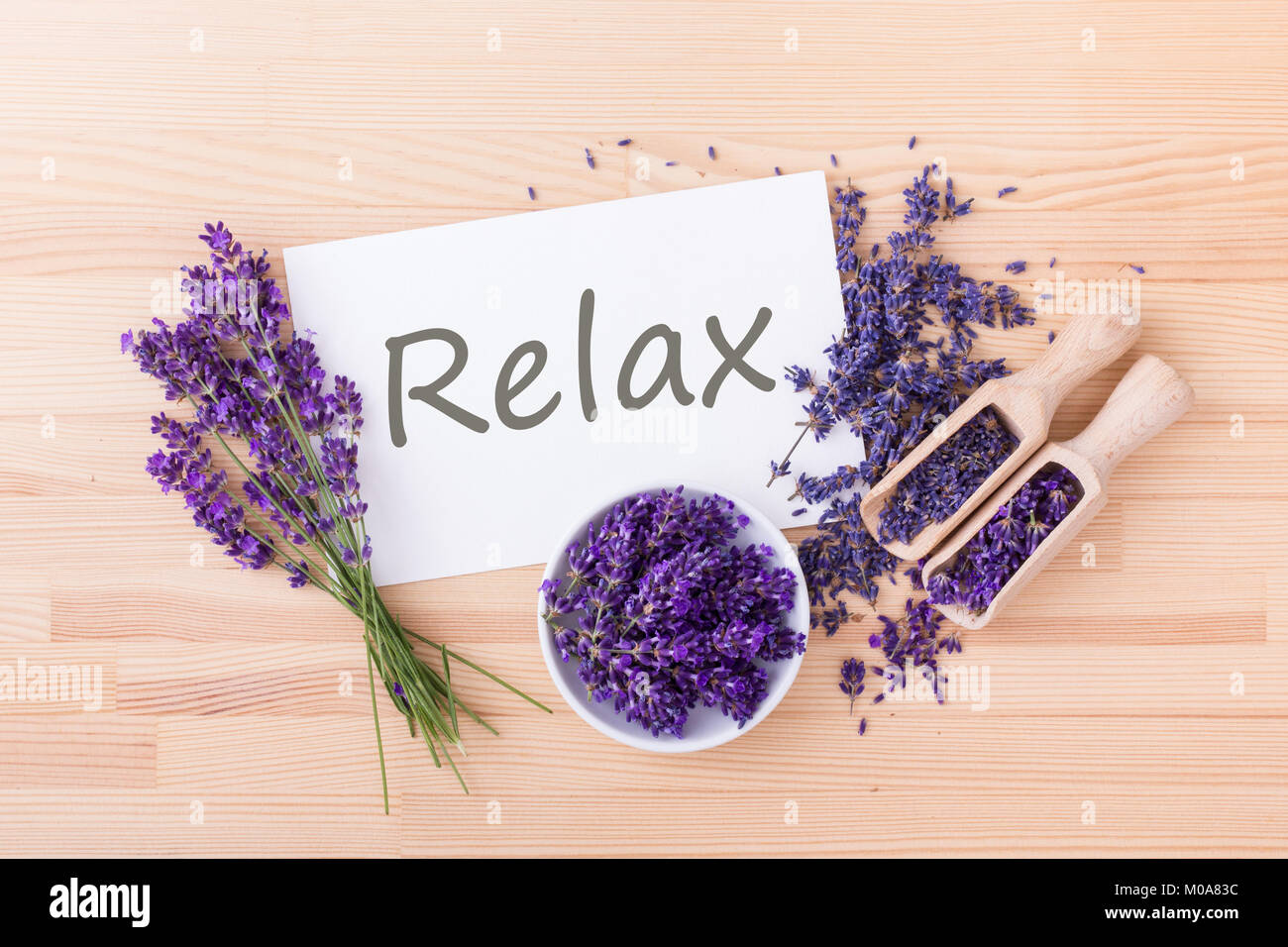Frische und getrocknete Lavendel und Karte mit Text: Entspannen Stockfoto
