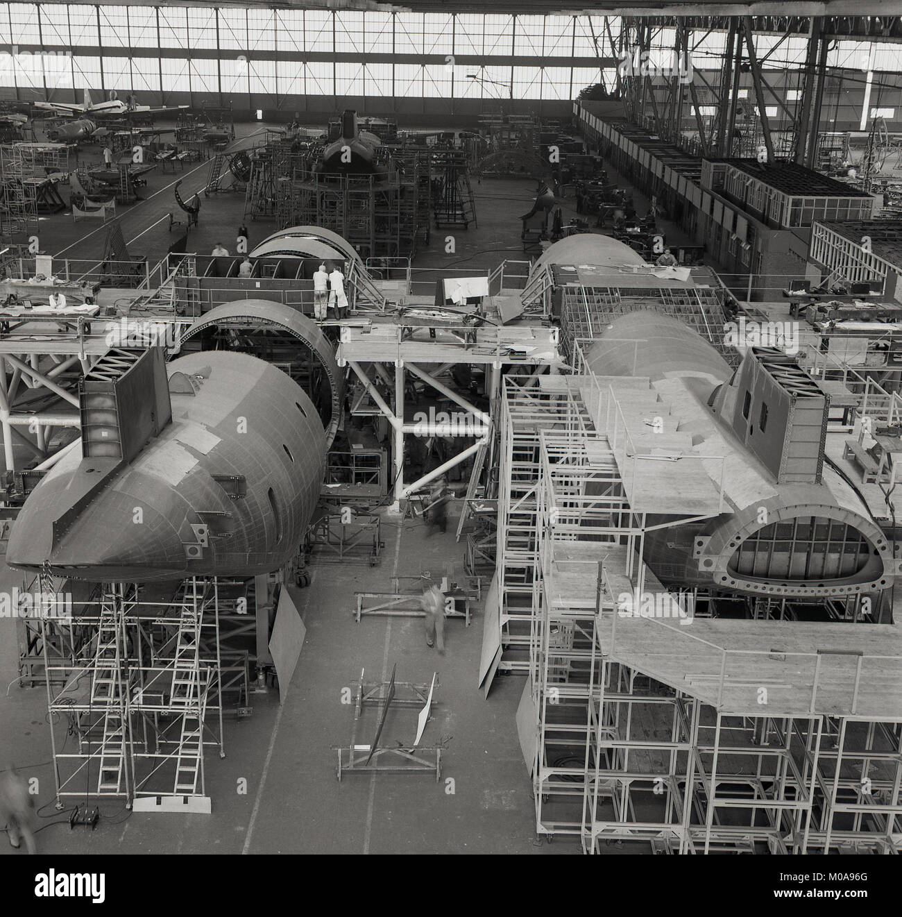 1950, historische, kommerzielle Flugzeuge gebaut wird in einem großen Werk für Luft- und Raumfahrt oder Hangar in der Nähe von London, England, UK montiert oder. Stockfoto