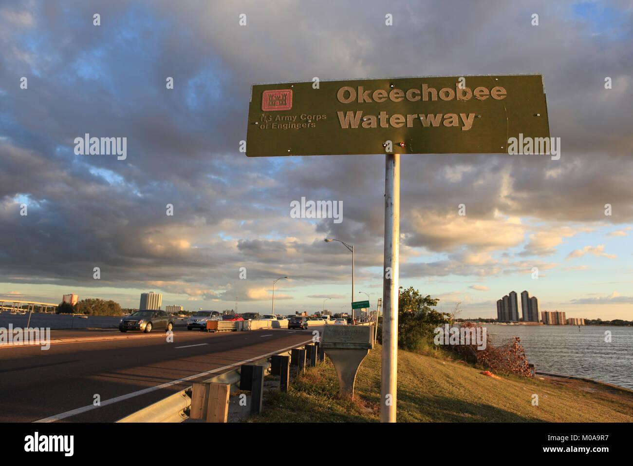 Us-Armee Korps der Ingenieure unterzeichnen den Okeechobee Wasserstraße Markierung in der Caloosahatchie Brücke in North Fort Myers, Florida, © katharine Andriotis Stockfoto Us-Armee Korps der Ingenieure unterzeichnen den Okeechobee Wasserstraße Markierung in der Caloosahatchie Brücke in North Fort Myers, Florida, © katharine Andriotis Stockfoto