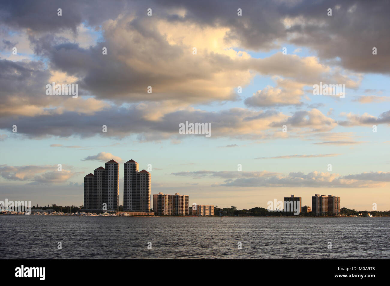 Sturmwolken über High Point Place und verschiedene Gebäude entlang der Caloosahatchie Fluss in Fort Myers, Florida auftaucht, © katharine Andriotis Stockfoto
