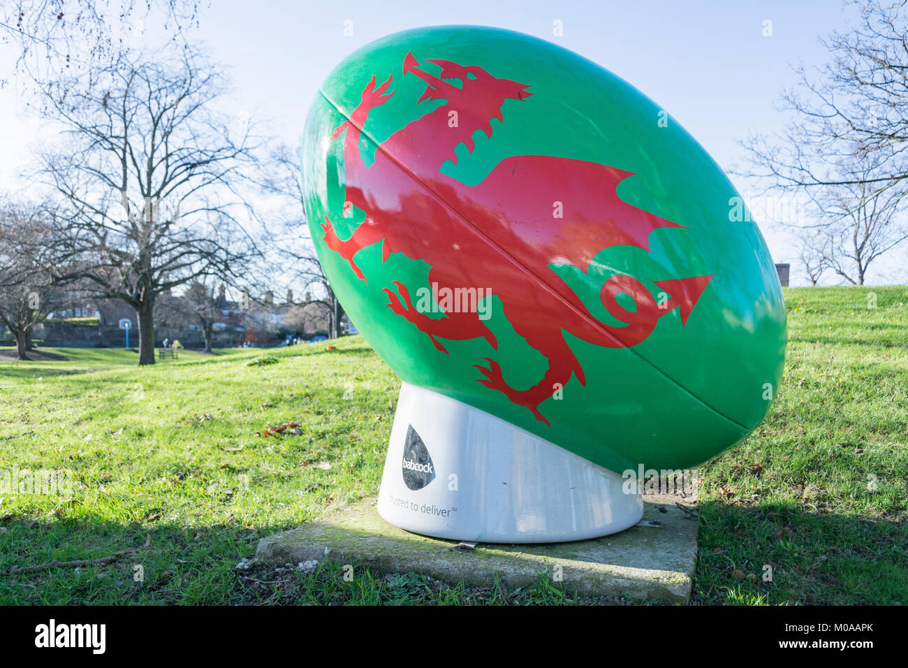 Babcock rugby ball Installation in der Nähe von Mortlake, London, UK Stockfoto