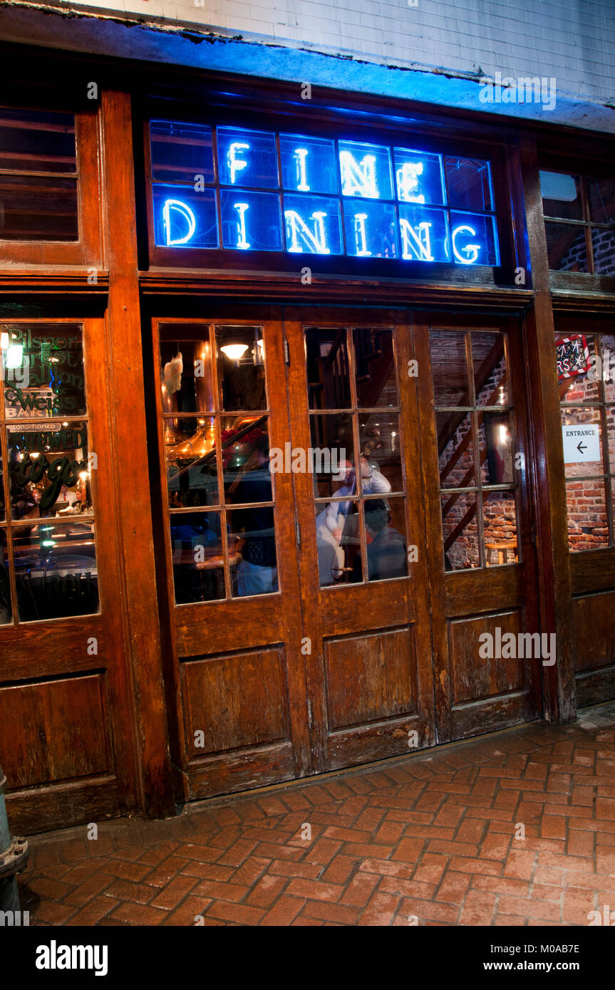 Neon Fine Dining Zeichen Stockfoto