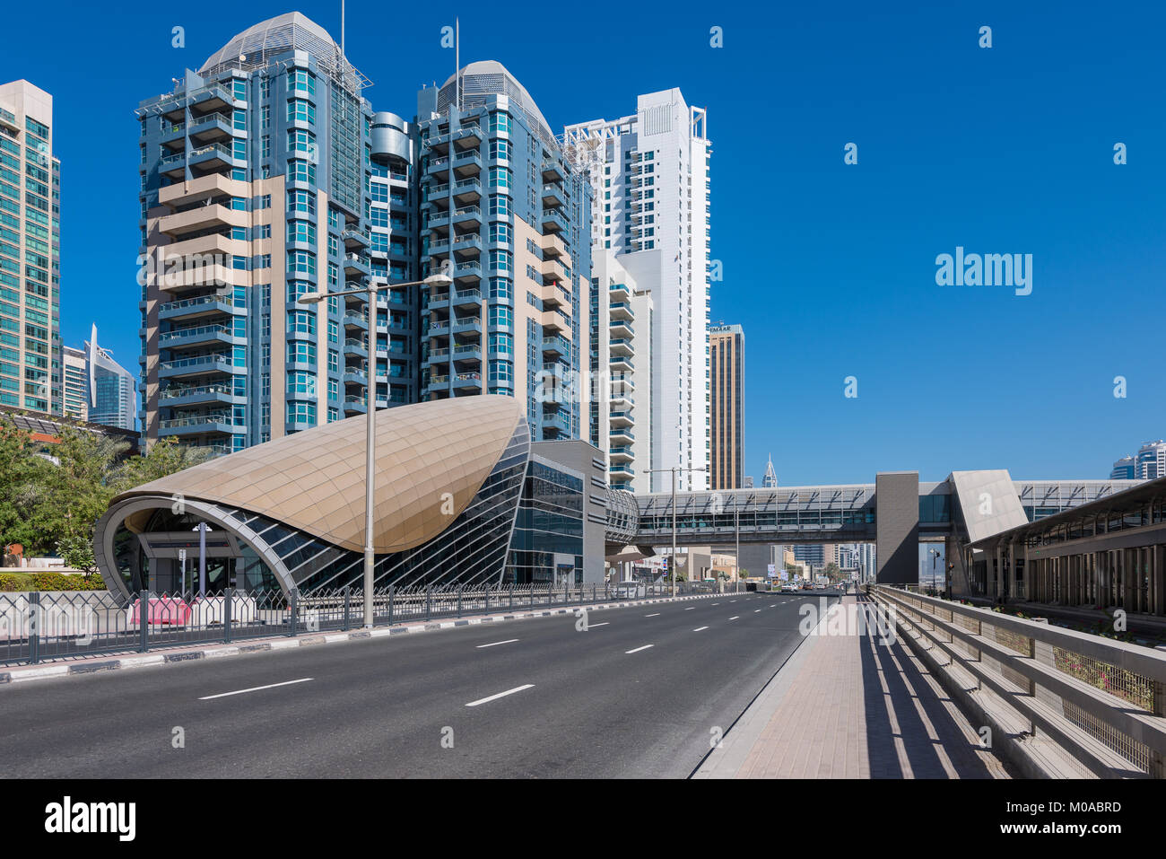 U-Bahn-Station in Dubai Marina dargestellt mit Apartment schwarzen in den Hintergrund, VAE, Vereinigte Arabische Emirate Stockfoto