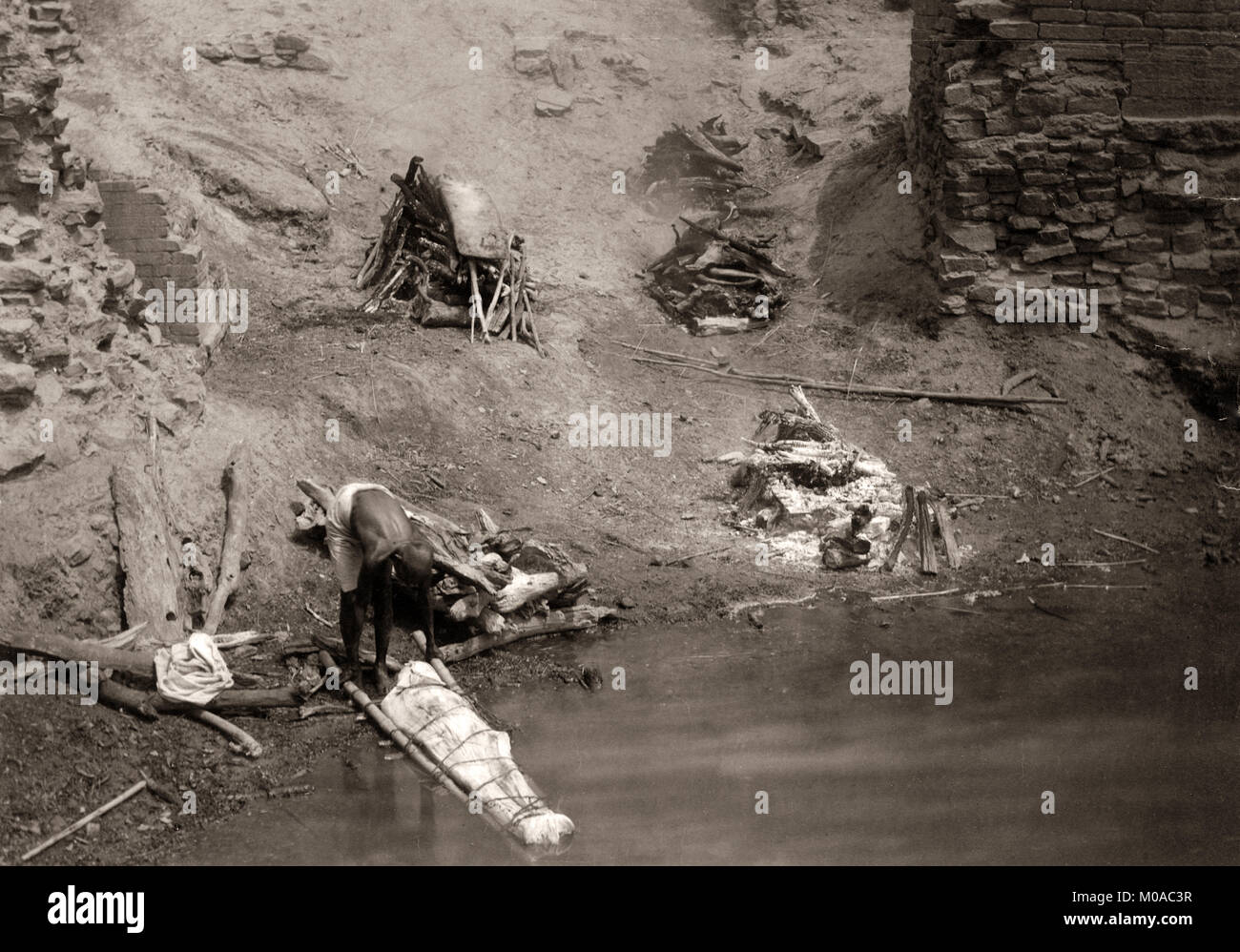 1880 - toter Körper für die Einäscherung, brennen Ghat, Benares (Varanasi) Indien Stockfoto