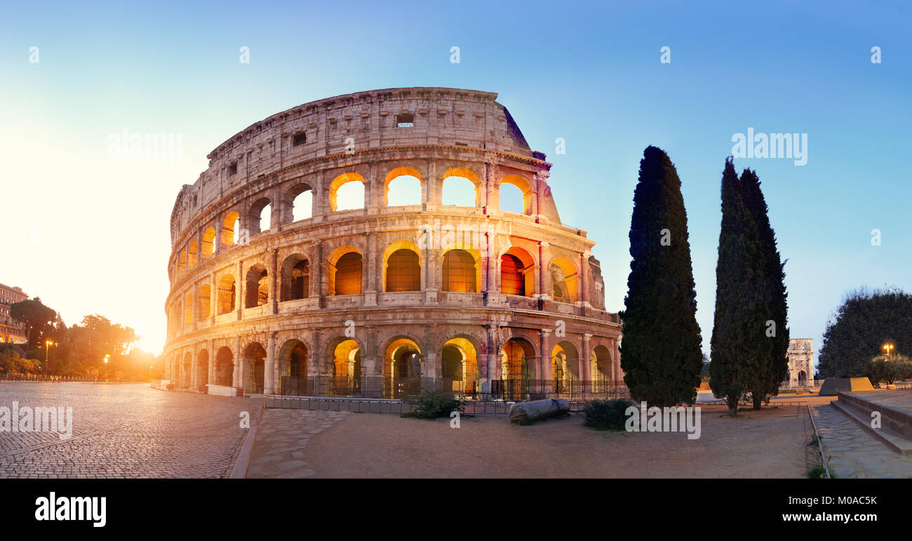 Panoramabild von Kolosseum (Kolosseum) in Rom, Italien, bei Sonnenaufgang, Stockfoto
