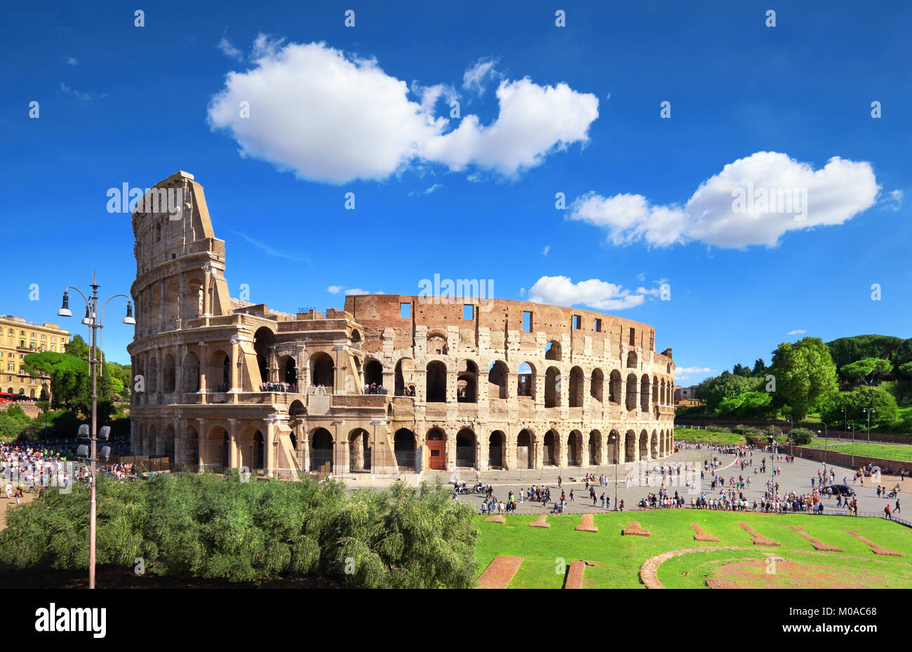 Rom, Italien. Blick auf Kolosseum aus der Palatin an einem sonnigen Tag mit blauen Himmel und Wolken. Stockfoto