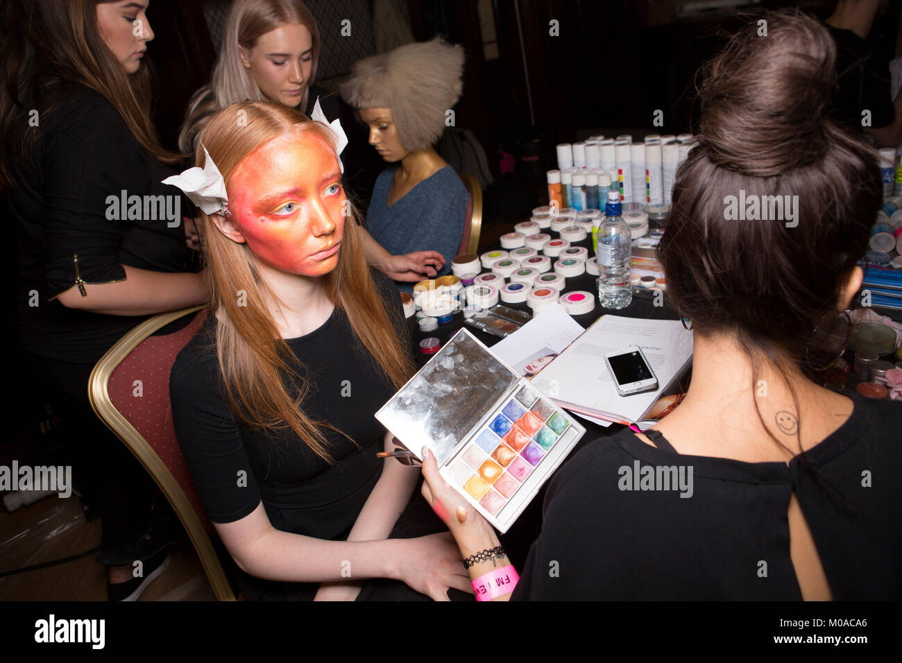 London, UK, 17. September 2015, Modell backstage bei Lan-Nguyen-Grealis' Kunst & Make Up' Buch Launch Party in der Freimaurer Hall. Mariusz Goslicki/Alamy Stockfoto