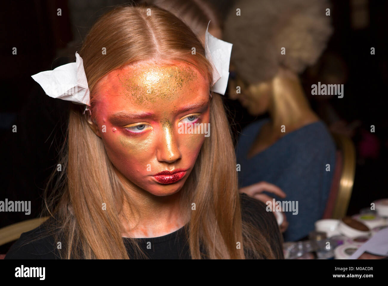London, UK, 17. September 2015, Modell backstage bei Lan-Nguyen-Grealis' Kunst & Make Up' Buch Launch Party in der Freimaurer Hall. Mariusz Goslicki/Alamy Stockfoto