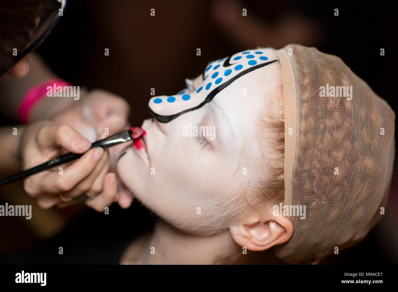 London, UK, 17. September 2015, Modell backstage bei Lan-Nguyen-Grealis' Kunst & Make Up' Buch Launch Party in der Freimaurer Hall. Mariusz Goslicki/Alamy Stockfoto