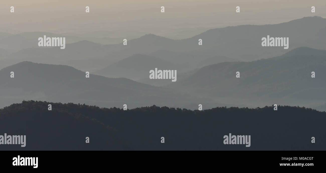 Die sanften Hügel und Berge der Blue Ridge Appalachian Mountains im westlichen North Carolina Stockfoto