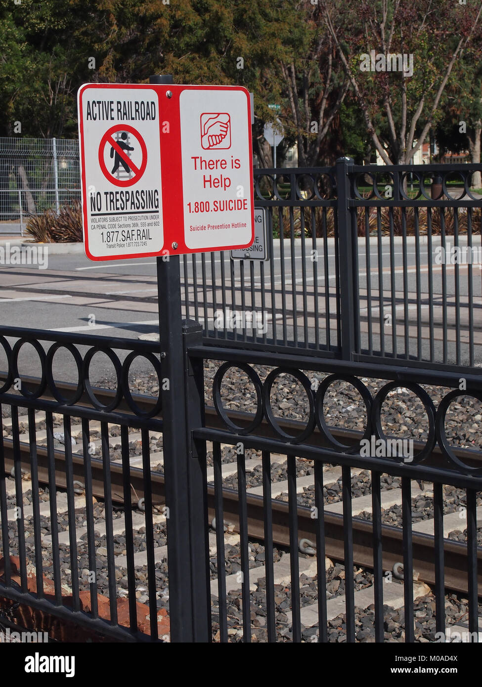 Suizidprävention zeichen Bahnübergang in Burlingame, Kalifornien, USA Stockfoto