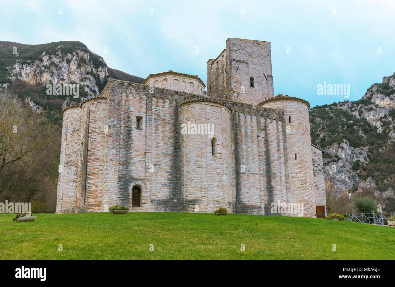 Abbazia di San Vittore alle chiuse (Italien) - ein mittelalterliches Dorf in Stein mit katholischen Abtei im kommunalen og Genga, Region Marken, neben Grotten von Frasassi Stockfoto