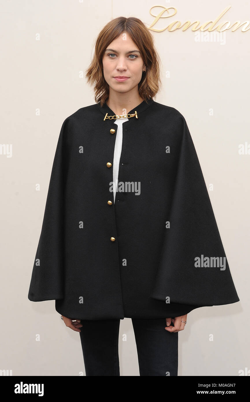 Alexa Chung besucht die Burberry Prorsum Frauen tragen A/W 2016 auf West Albert Rasen in Kensington Gardens, London. 22. Februar 2016 © Paul Treadway Stockfoto