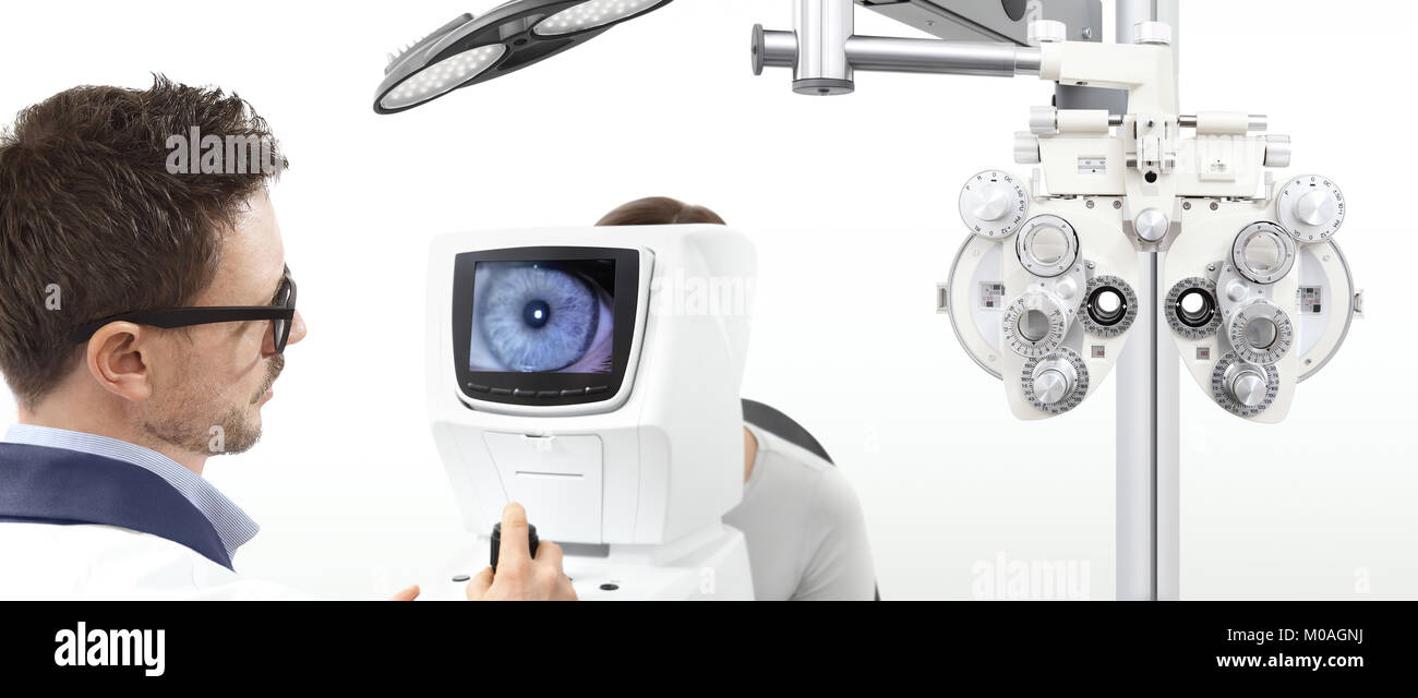 Optiker Untersuchung Sehvermögen Patienten in Optiker Büro Stockfoto