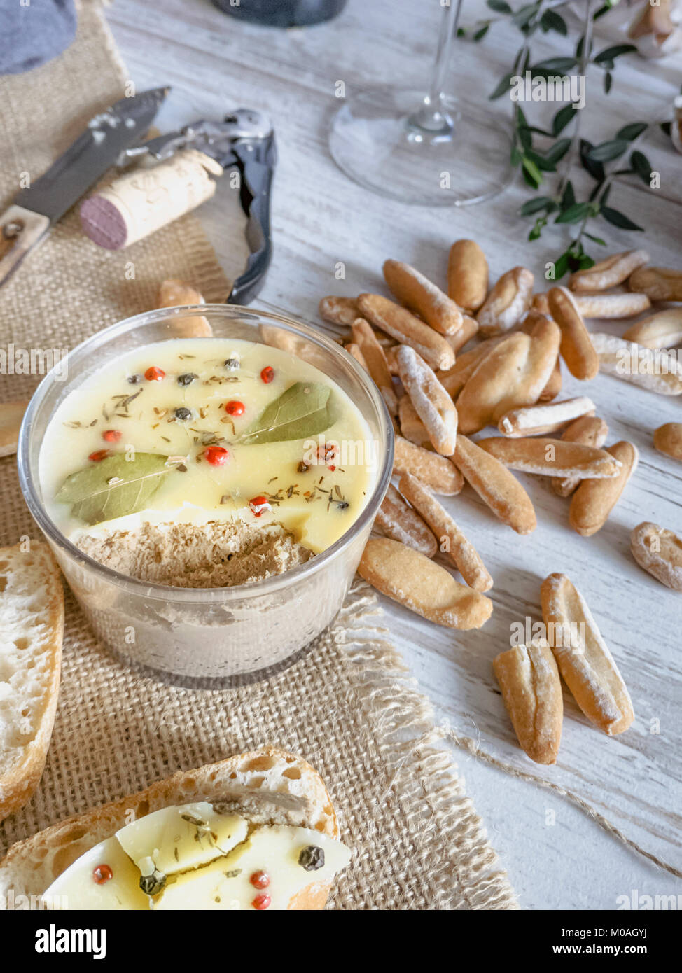 Frische hausgemachte Huhn Leber Pastete mit zerlassener Butter ...