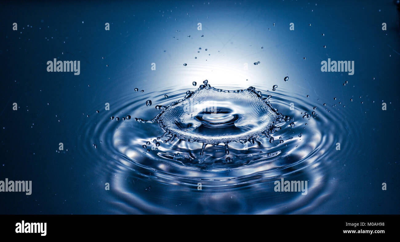 Wassertropfen Fotografie mit Drop Drop, Kronen, Spritzen. Stockfoto