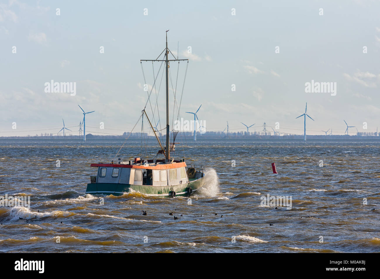 Niederländischen Schiff am See Ijsselmeer mit Windkraftanlagen Stockfoto